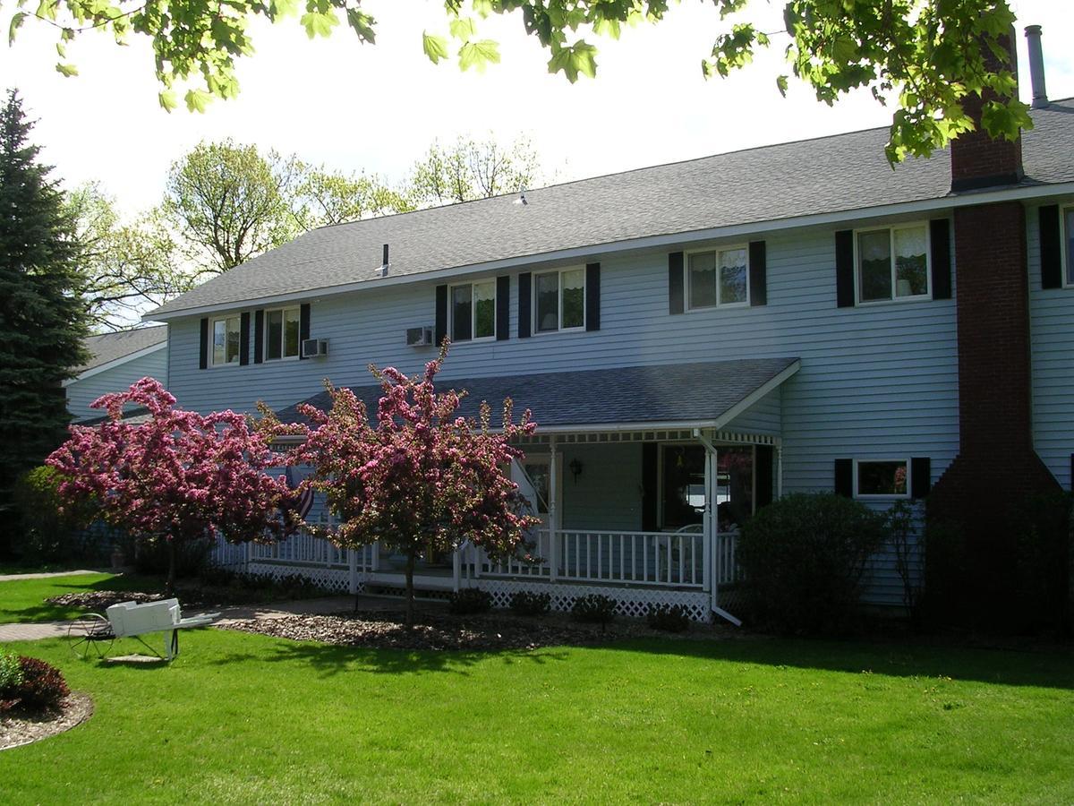 Churchill Pointe Inn Hubbard Lake Exterior photo